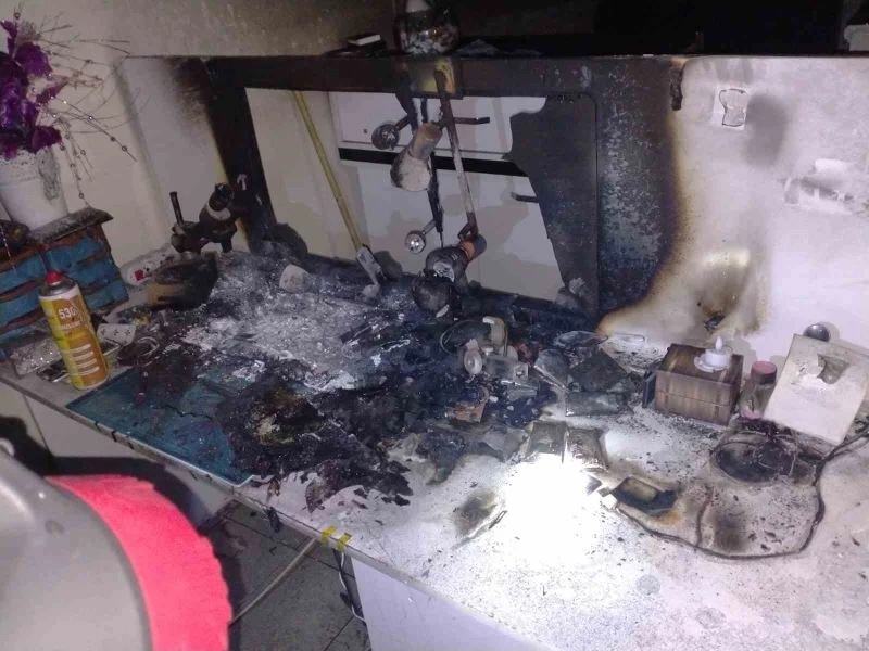 Siirt’te bir iş yerinde çıkan yangında elektronik eşya ve cep telefonları kül oldu
