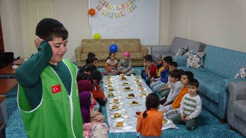 ‘Tekne orucu’ tutan çocuklara öğle saatinde özel iftar

