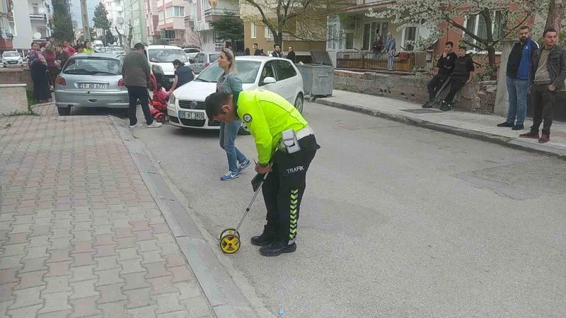 Sokak’ta oynayan çocuğa otomobil çarptı
