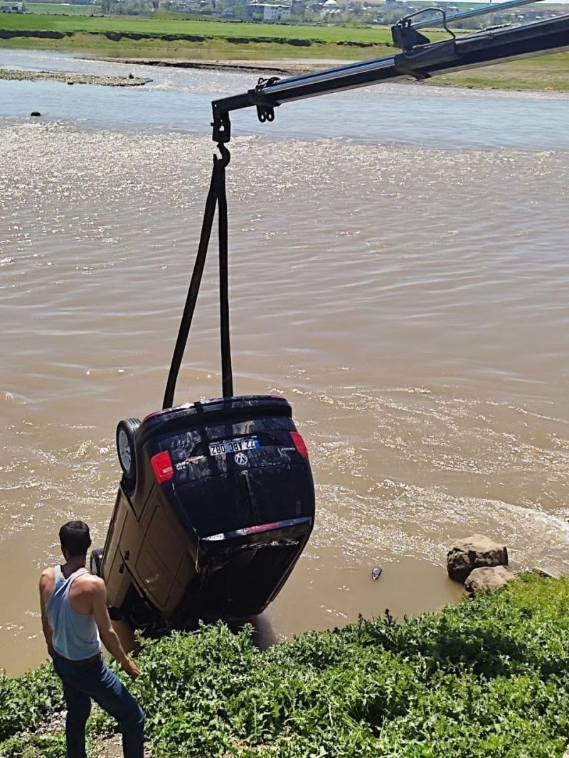 Bismil’de otomobil Dicle Nehri’ne uçtu
