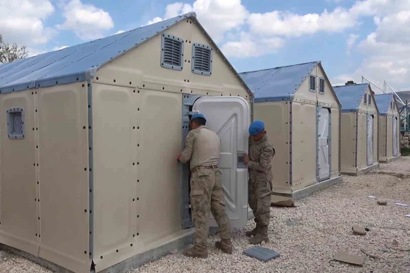Pazarcık’ta yaşam alanları çoğalıyor: Jandarma ekipleri depremzedeler için çadır kuruyor
