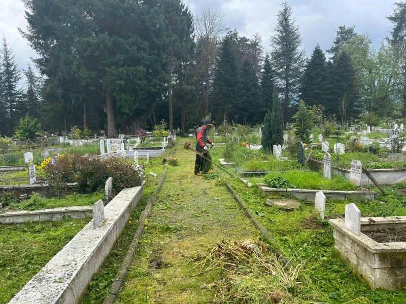 Mezarlıklarda bayram temizliği
