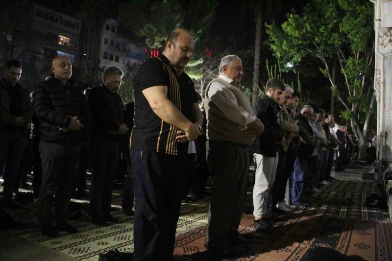 Antalya’da Kadir Gecesi’nde camiler doldu taştı
