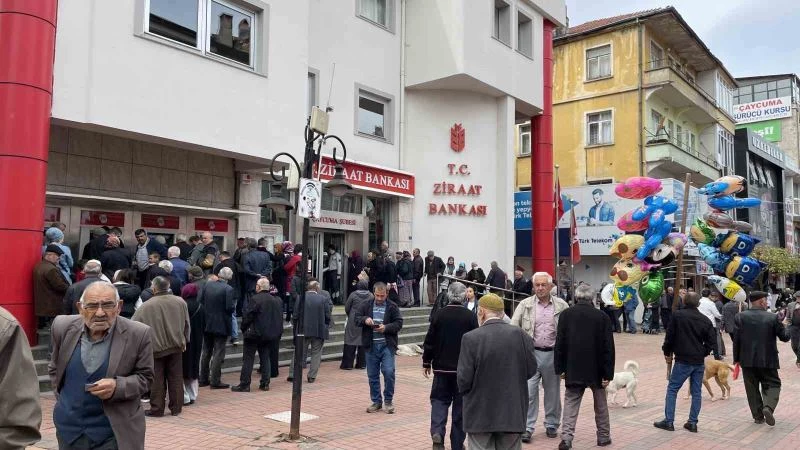 Bayram öncesi banka önünde uzun kuyruklar oluştu
