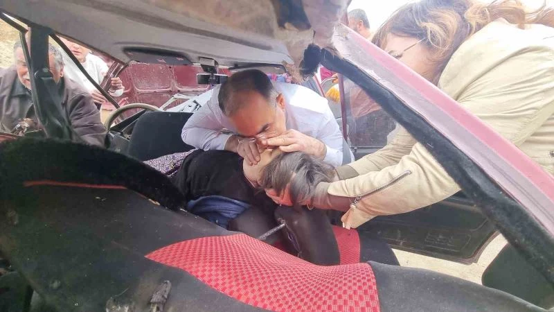  Seçim gezisine giden AK Partili doktor adaydan kazada yaralananlara hayati müdahale
