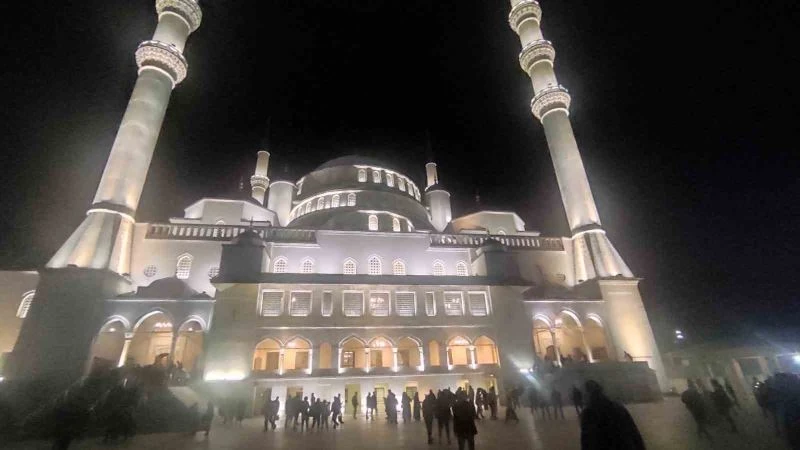 Ankara’da vatandaşlar Kadir Gecesi’nde camilere akın etti
