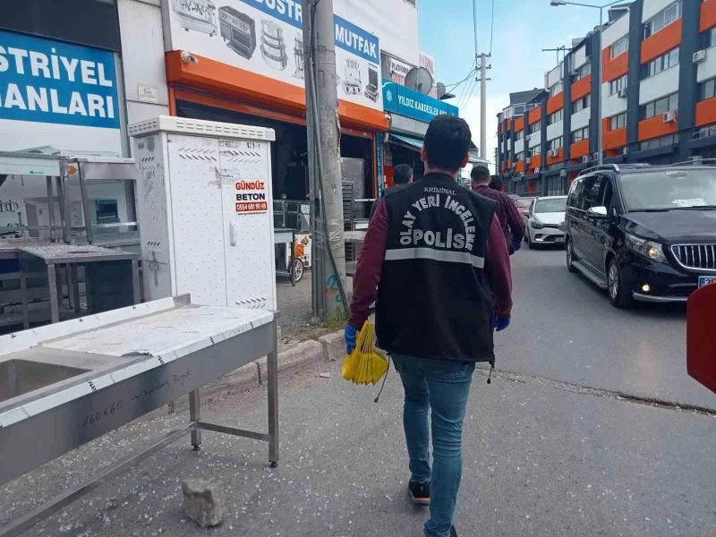 İzmir’de motosikletli saldırgan iş yerlerini taradı: 1’i ağır 3 yaralı
