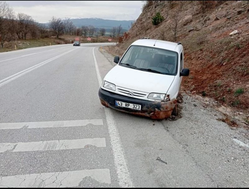 Gediz’de trafik kazasında yaşlı karı koca yaralandı
