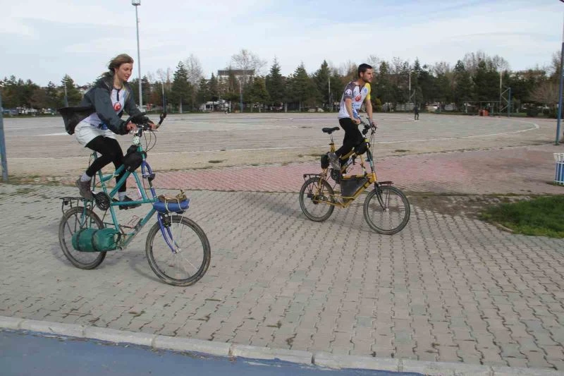 Uzun bisikletleriyle Avrupa ve Asya turuna çıkan İspanyol ve İtalyan ikili, Beyşehir’de mola verdi
