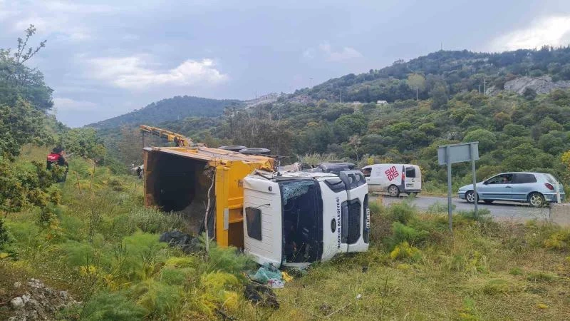 Kamyonla vidanjör çarpıştı: 3 yaralı
