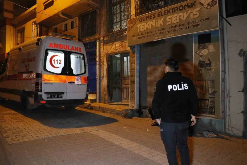 Kötü kokular gelen eve giren polis bir kişiyi ölü olarak buldu
