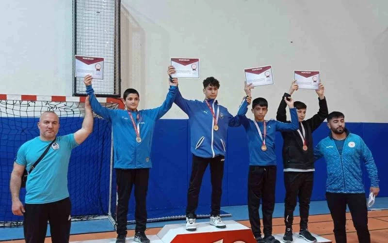 Yunusemreli güreşçiler Antalya’da 5 madalya kazandı
