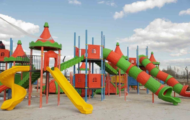 Yedigöller’de çocuk oyun parkının montajının tamamlandı
