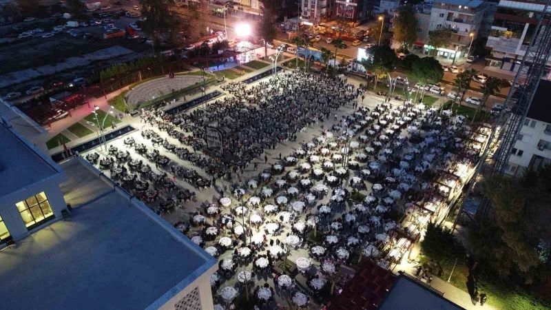Döşemealtı Kent Meydanı’nda  5 bin kişi aynı anda iftar açtı
