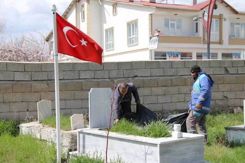 Erciş’te bayram öncesi mezarlıklarda temizlik çalışması
