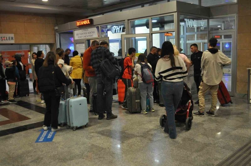  Tren istasyonunda bayram yoğunluğu başladı
