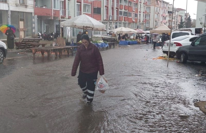 Tekirdağ’da şiddetli yağış: Sokaklar adeta dereye döndü
