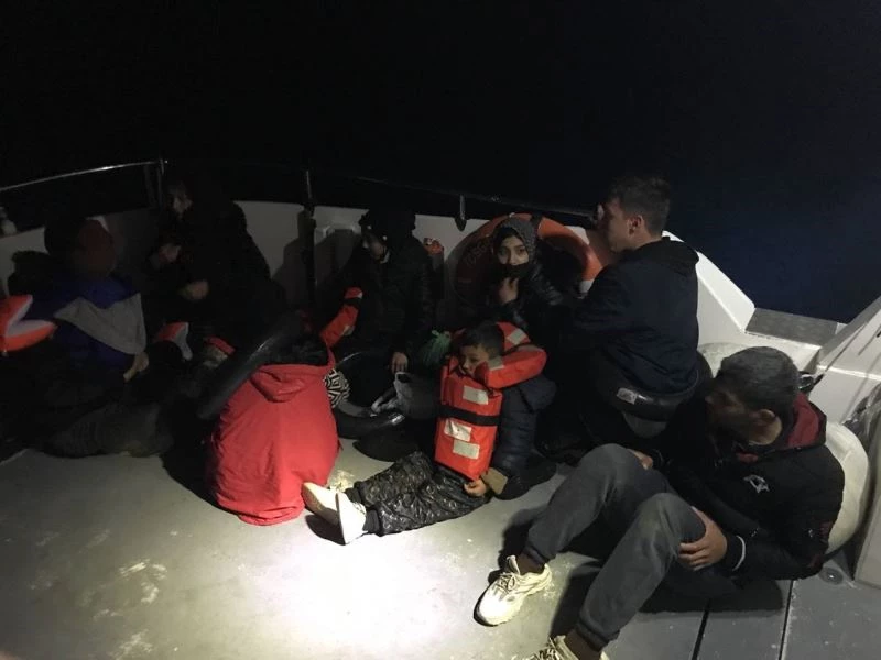 Ayvacık açıklarında sürüklenen 10 kaçak göçmen kurtarıldı

