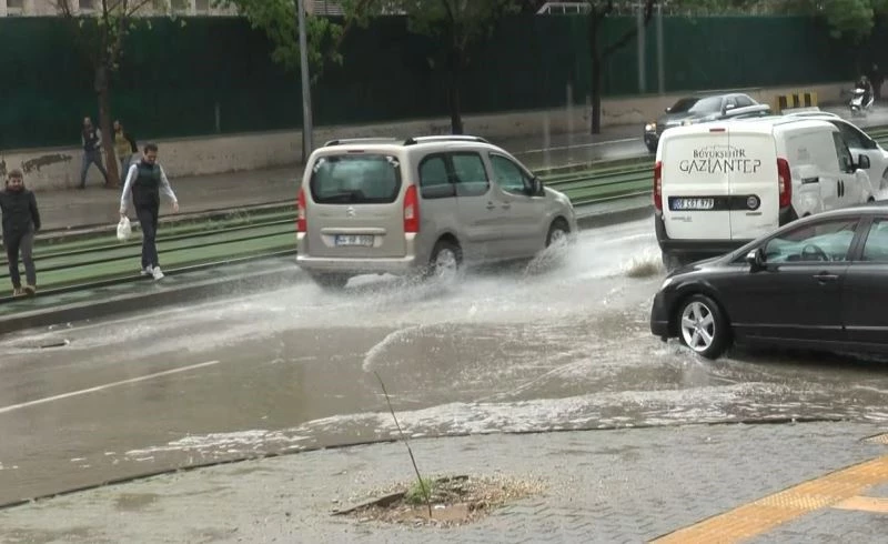 Gaziantep’te aniden bastıran sağanak hayatı olumsuz etkiledi
