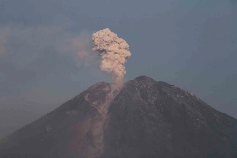 Endonezya’daki Semeru Yanardağı’nda 16 patlama
