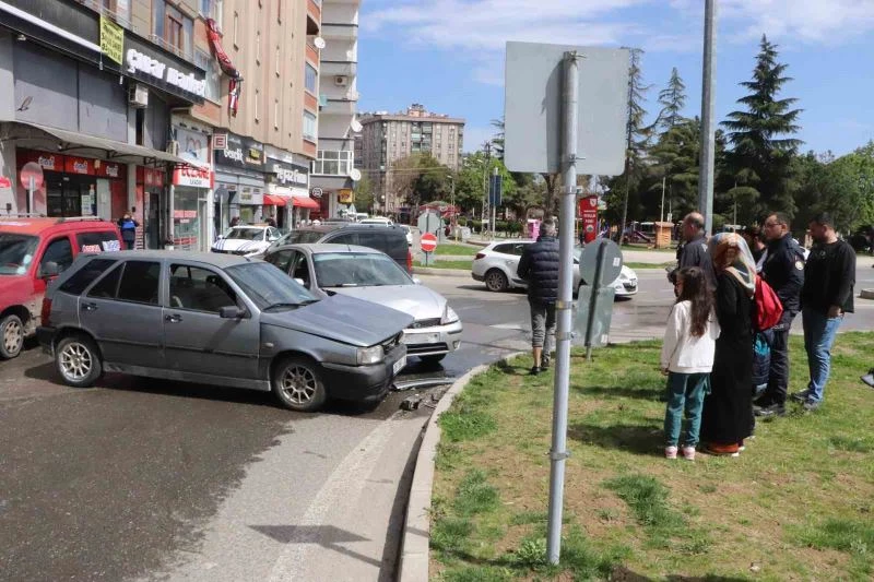 2 otomobil kavşakta çarpıştı: 1 yaralı
