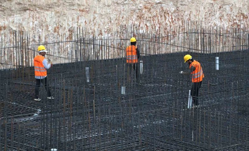 Depremin ardından inşaatlar başladı, 20-30 bin liraya çalıştıracak kalifiye işçi bulunamıyor
