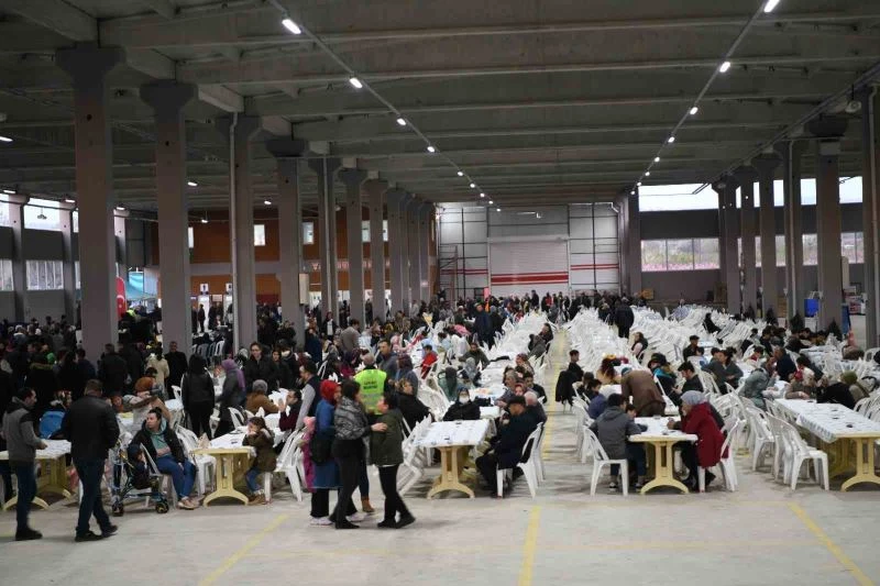 Lapseki Belediyesi 4 bin kişilik iftar verdi
