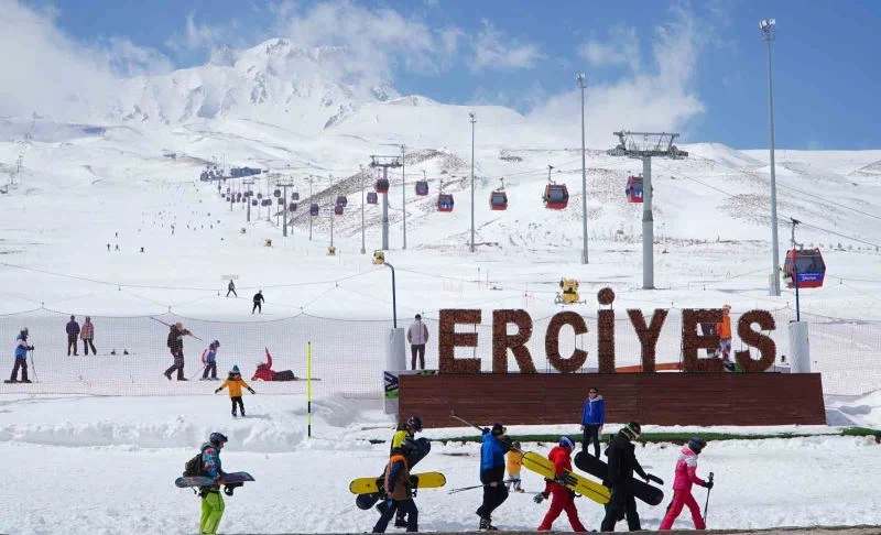 Erciyes’te kar yağışı, sezonu bayrama kadar uzattı
