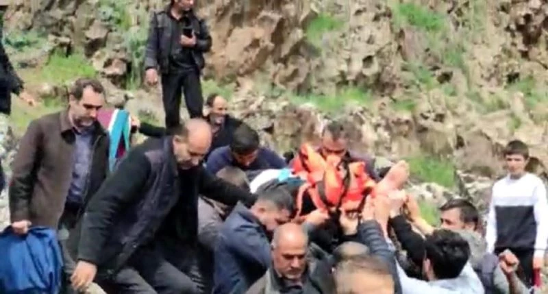 Diyarbakır’da kayalıklardan düşen vatandaş helikopter ambulans ile araziden alındı
