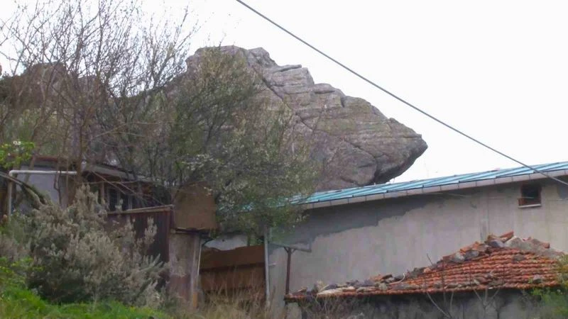 Maltepe’de dev kaya kabusu, parça parça düşüyor
