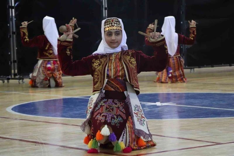 Karaman’da halk oyunları il birinciliği yarışması

