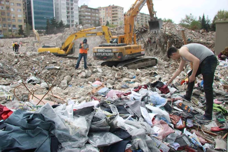 Galeri İş Merkezi enkazında kalan 3 milyon değerindeki iş kıyafetleri hak sahibi tarafından toplandı
