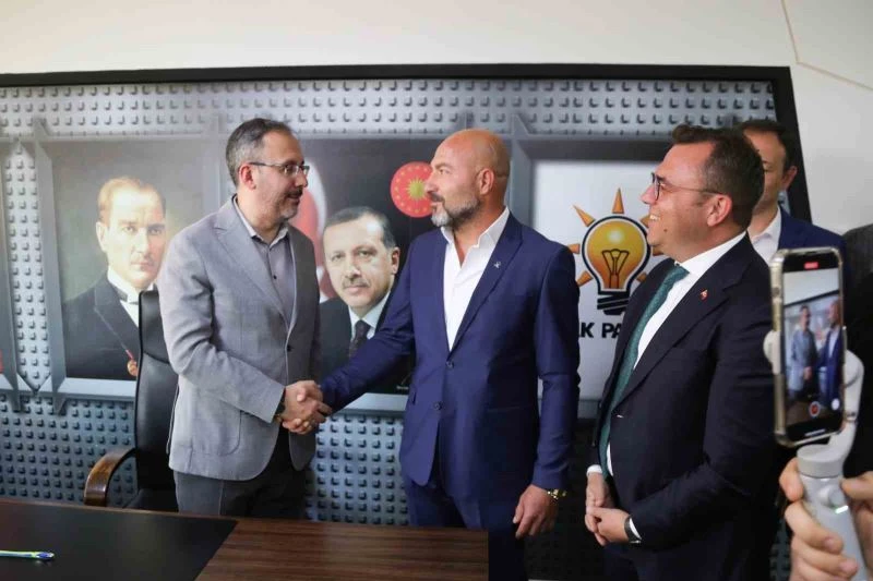 Emekli olan itfaiyeciye AK Parti rozetini Bakan Kasapoğlu taktı
