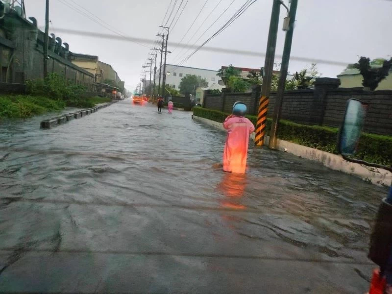 Tayvan’da sel nedeniyle cadde ve sokaklar sular altında kaldı
