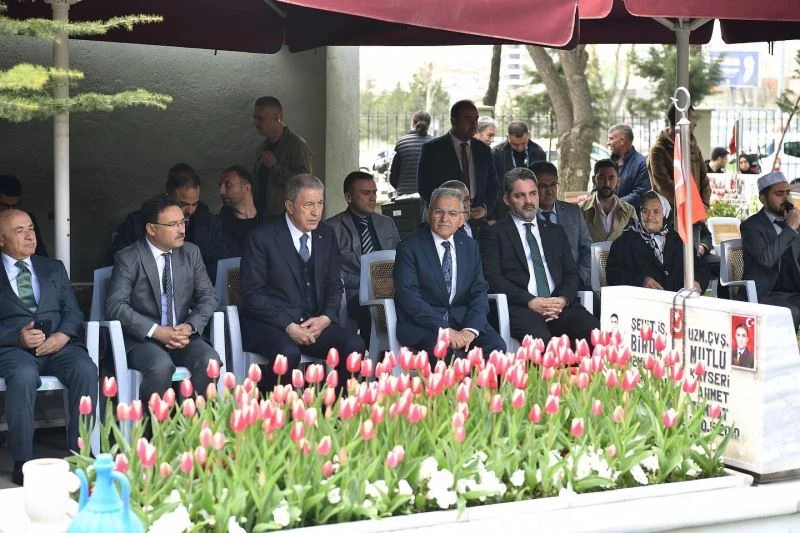 Bakan Akar, Vali Çiçek ve Başkan Büyükkılıç’tan şehitlik ziyareti
