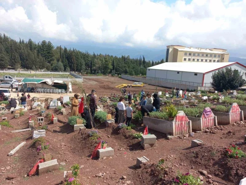 Deprem hüzünlü hikayeler bıraktı: Yakınlarını kaybedenler mezarlıkları ziyaret etti
