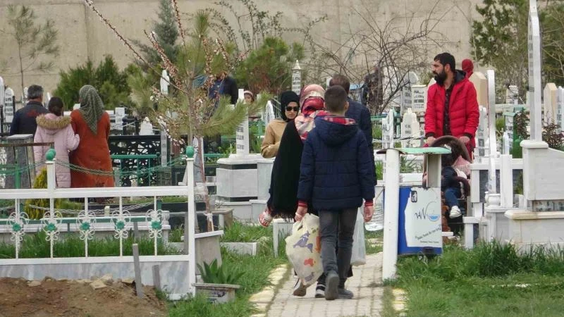 Van’da Arefe günü şehitlik ve mezarlıklar doldu taştı
