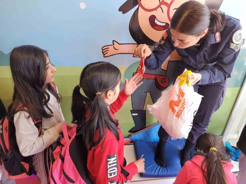 Malatya’da depremzede çocuklara jandarma şefkati
