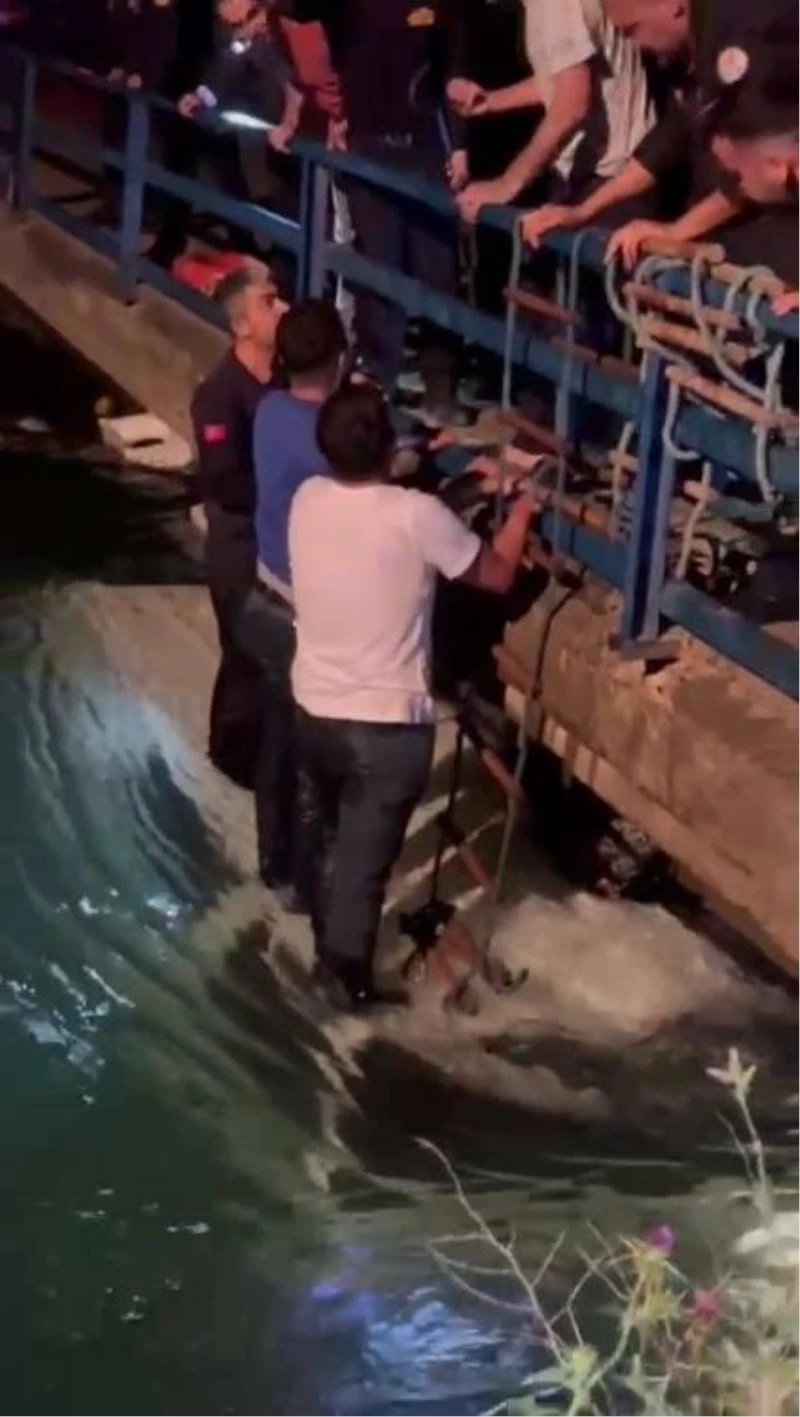 Adana’da minibüs sulama kanalına düştü, itfaiye 4 kişiyi boğulmaktan kurtardı
