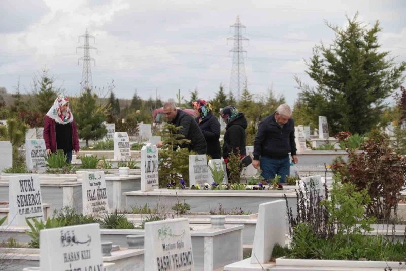 Eskişehir Asri Mezarlığı’nda bayram yoğunluğu
