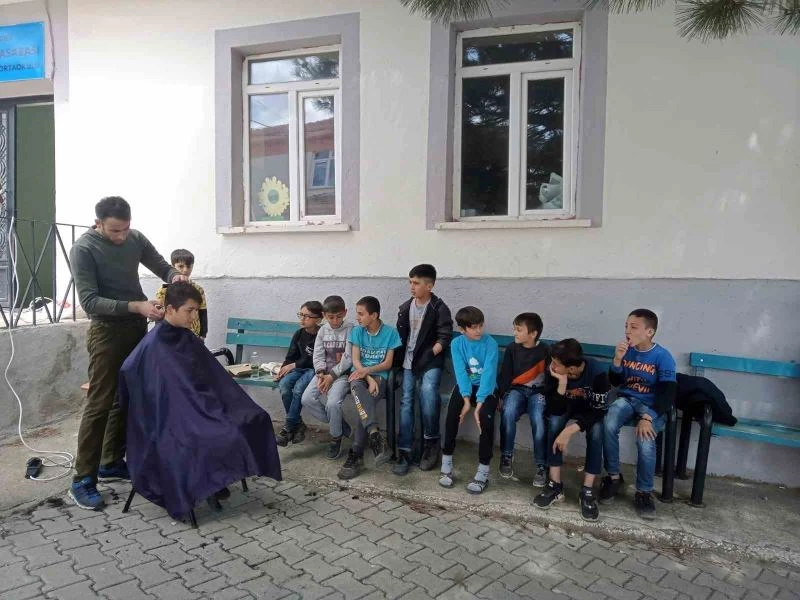 Köy okulu öğrencilerine ücretsiz bayram tıraşı
