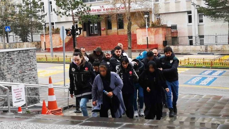 Erzurum’da saç sprey tüplerine saklanmış uyuşturucu ele geçirildi
