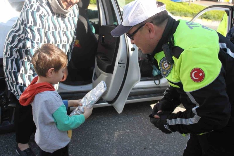 Trafik polisleri Marmaris girişinde sürücüleri uyardı, çocuklara hediye dağıttı
