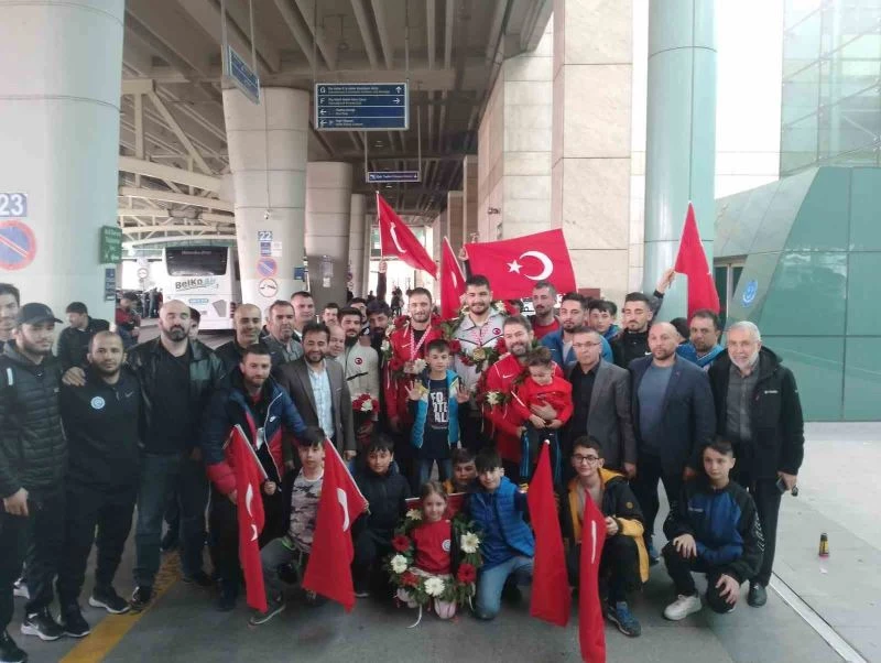 Şampiyon Taha Akgül ve Serbest Stil Güreş Milli Takımı Türkiye’ye döndü
