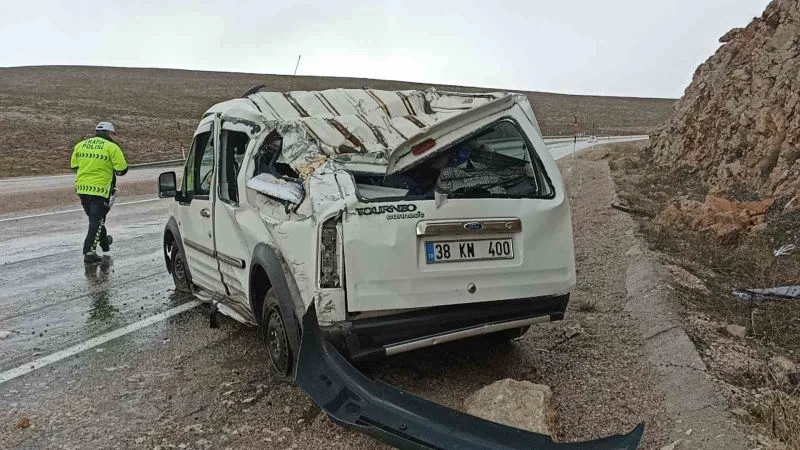 Yağmurla kayganlaşan yol kazaya neden oldu, 5 yaralı
