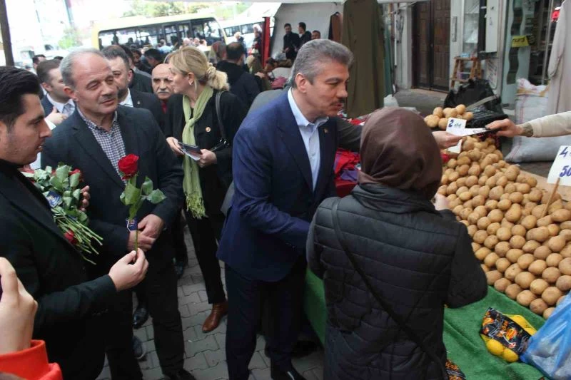 Güngören’de AK Partili aday ile vatandaş arasında güldüren ‘kedi’ diyaloğu
