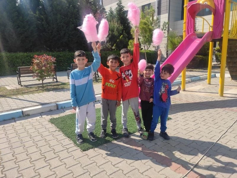 Depremzede çocuklara “pamuk şeker” sürprizi
