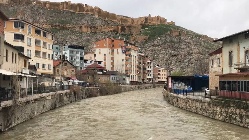 Su seviyesi azalan Çoruh Nehri’nin yağışlar sonrası debisi yeniden arttı
