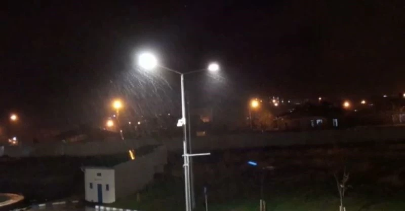 Van’da sağanak yağış etkili oldu, cadde ve sokaklar göle döndü
