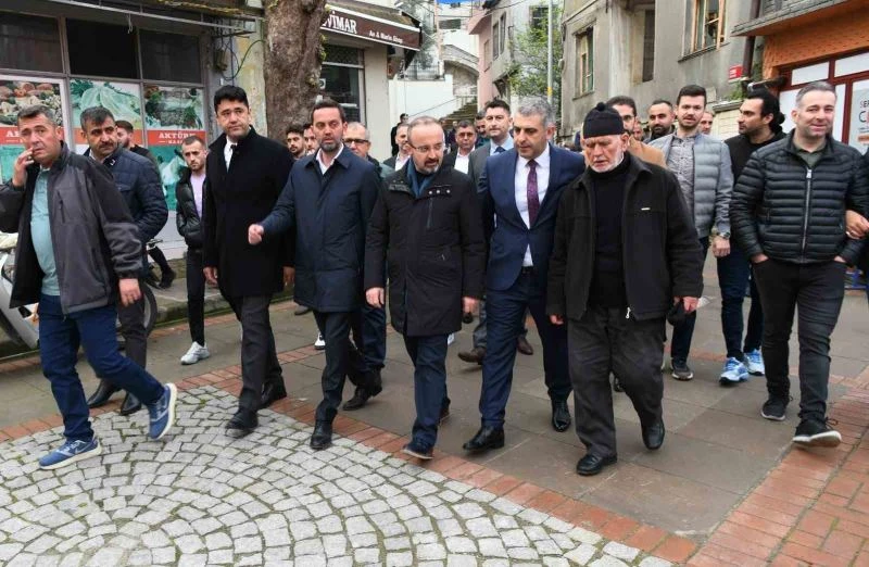 AK Partili Turan, bayram namazını Lapseki’de kıldı
